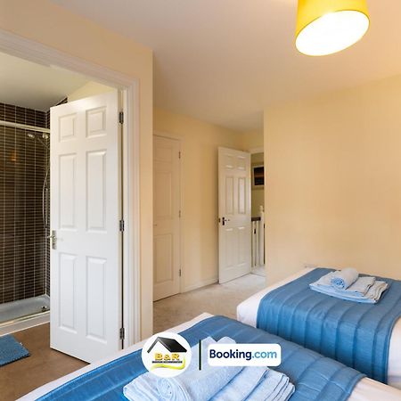 B And R Serviced Accommodation: Spacious 3-Bedroom with High-Speed Wi-Fi Amesbury Exterior photo
