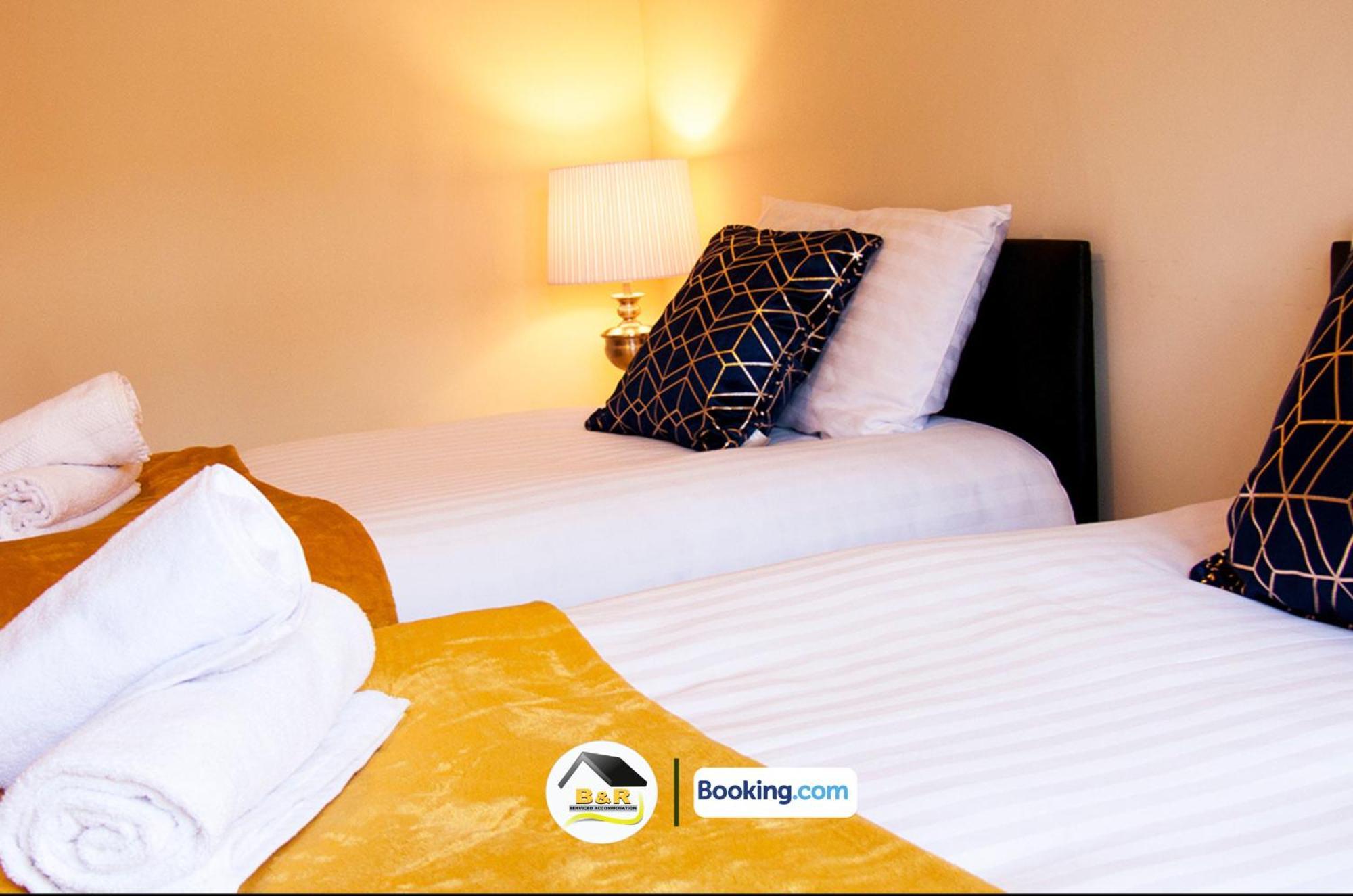 B And R Serviced Accommodation: Spacious 3-Bedroom with High-Speed Wi-Fi Amesbury Exterior photo
