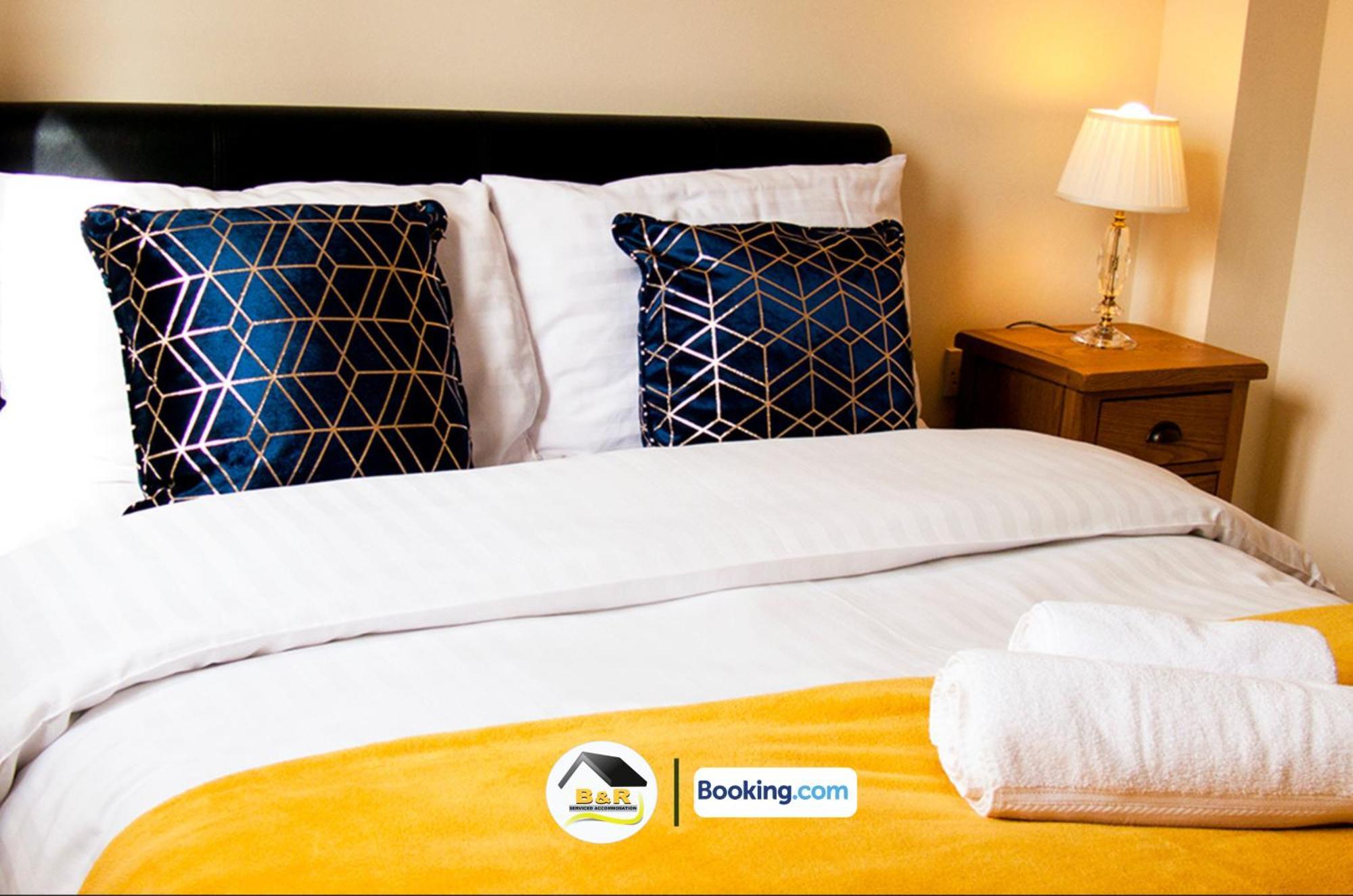 B And R Serviced Accommodation: Spacious 3-Bedroom with High-Speed Wi-Fi Amesbury Exterior photo