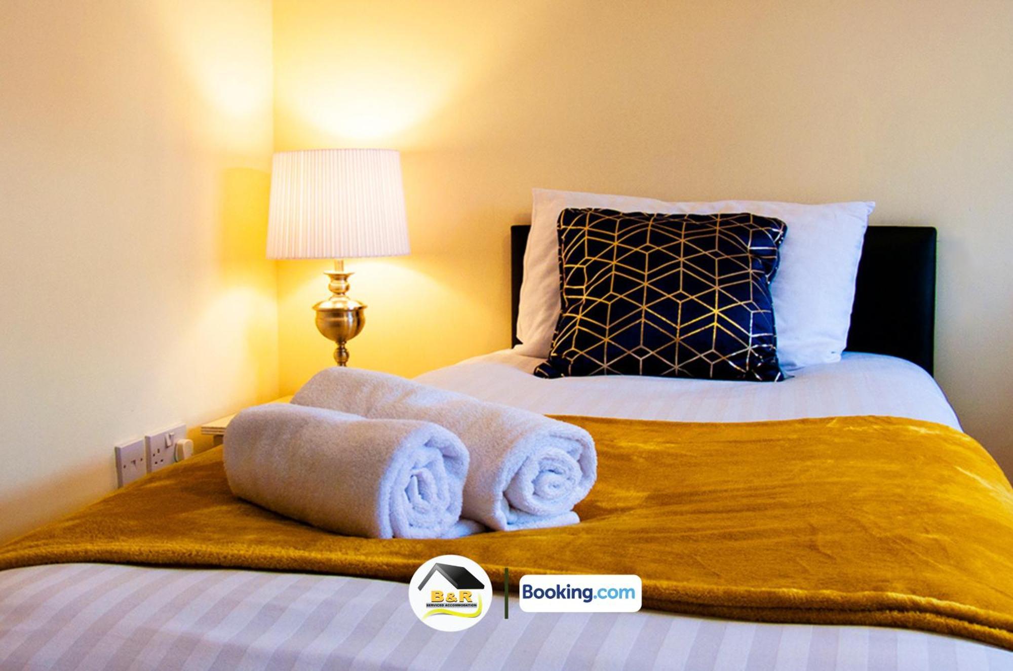 B And R Serviced Accommodation: Spacious 3-Bedroom with High-Speed Wi-Fi Amesbury Exterior photo