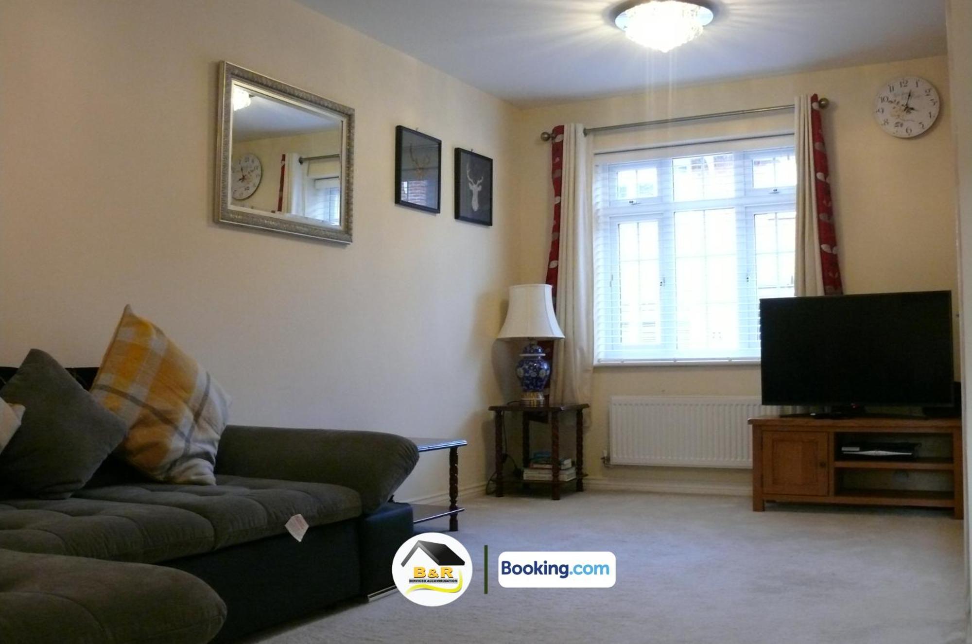 B And R Serviced Accommodation: Spacious 3-Bedroom with High-Speed Wi-Fi Amesbury Exterior photo