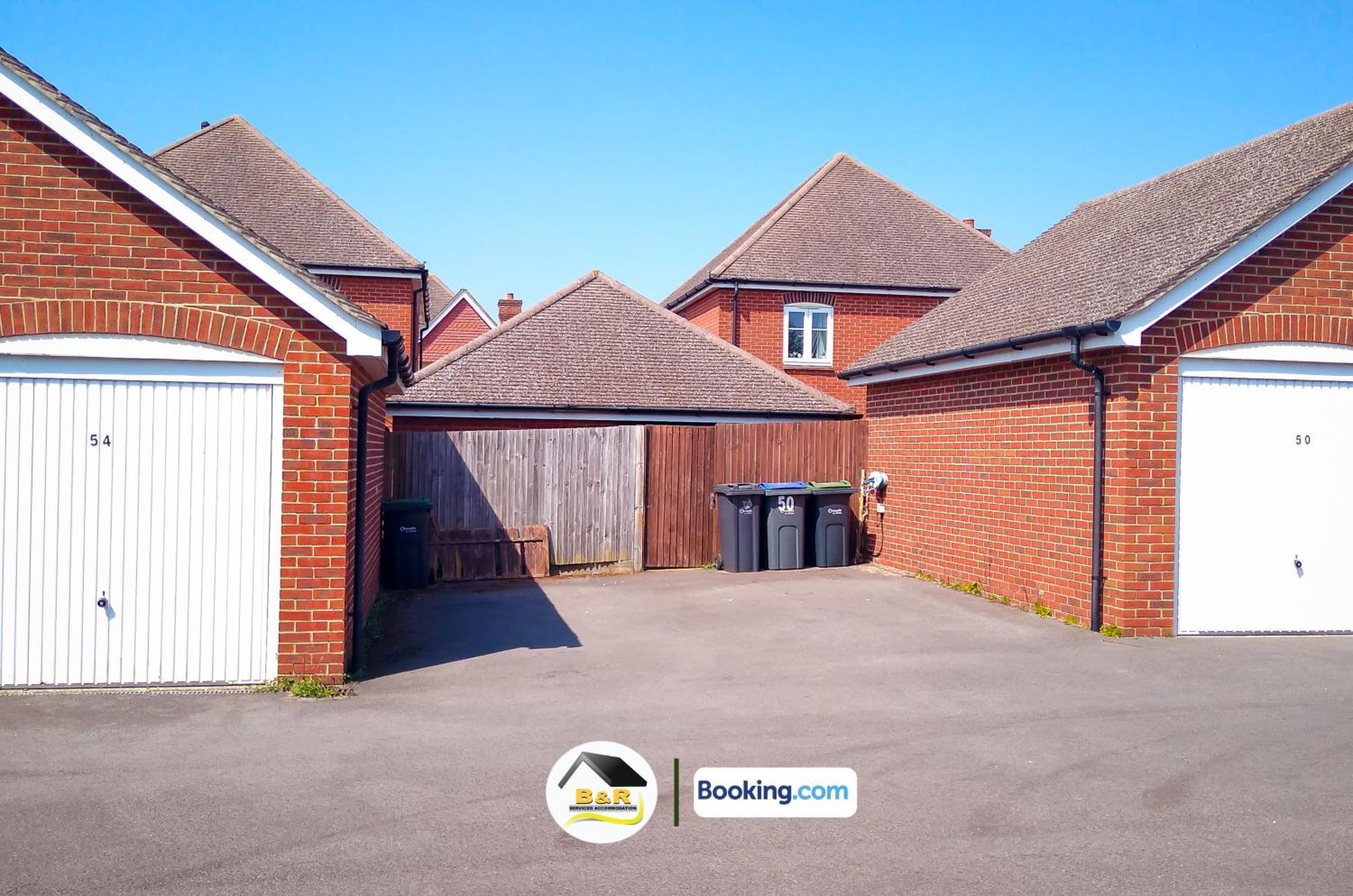 B And R Serviced Accommodation: Spacious 3-Bedroom with High-Speed Wi-Fi Amesbury Exterior photo