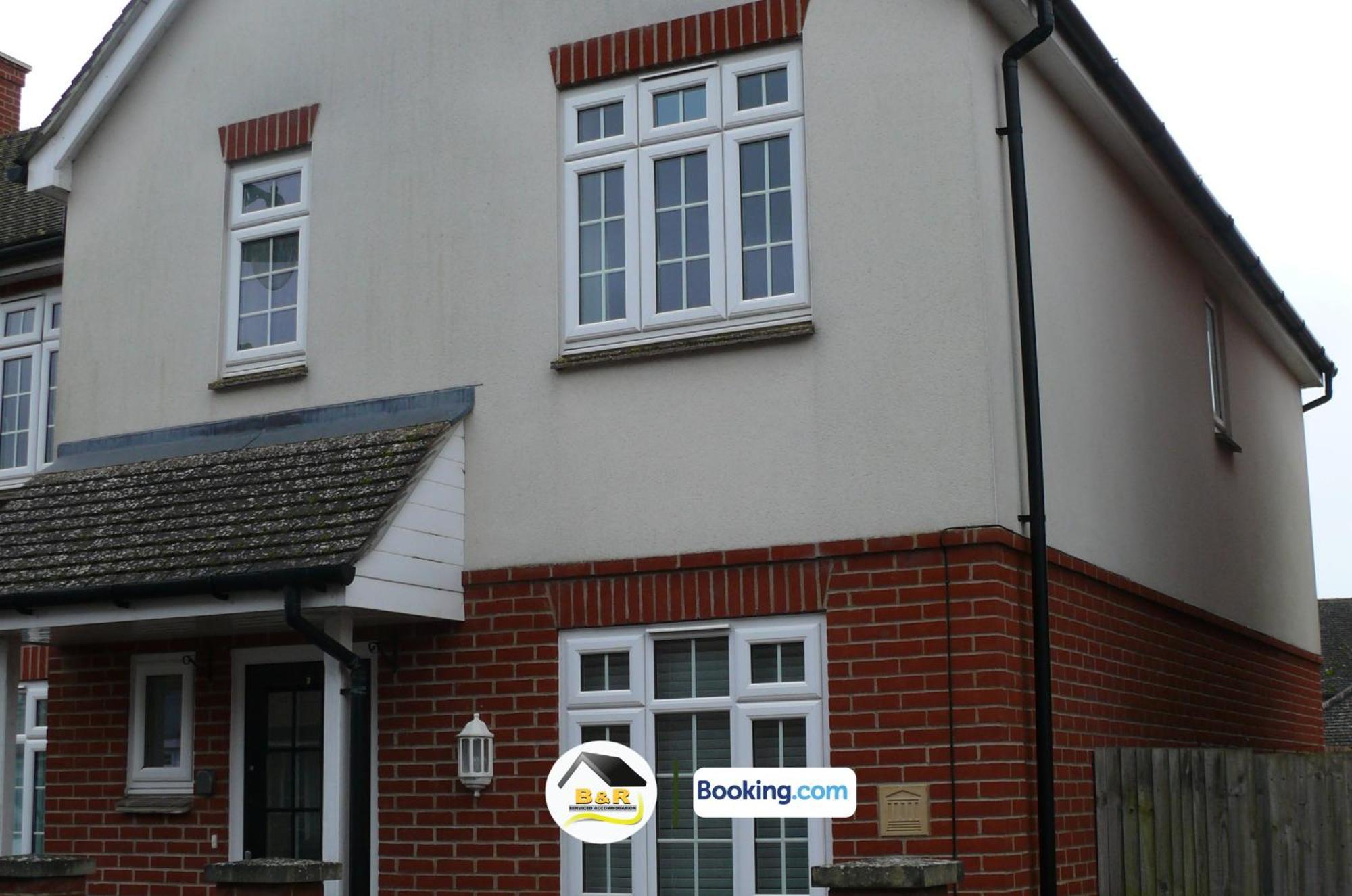 B And R Serviced Accommodation: Spacious 3-Bedroom with High-Speed Wi-Fi Amesbury Exterior photo