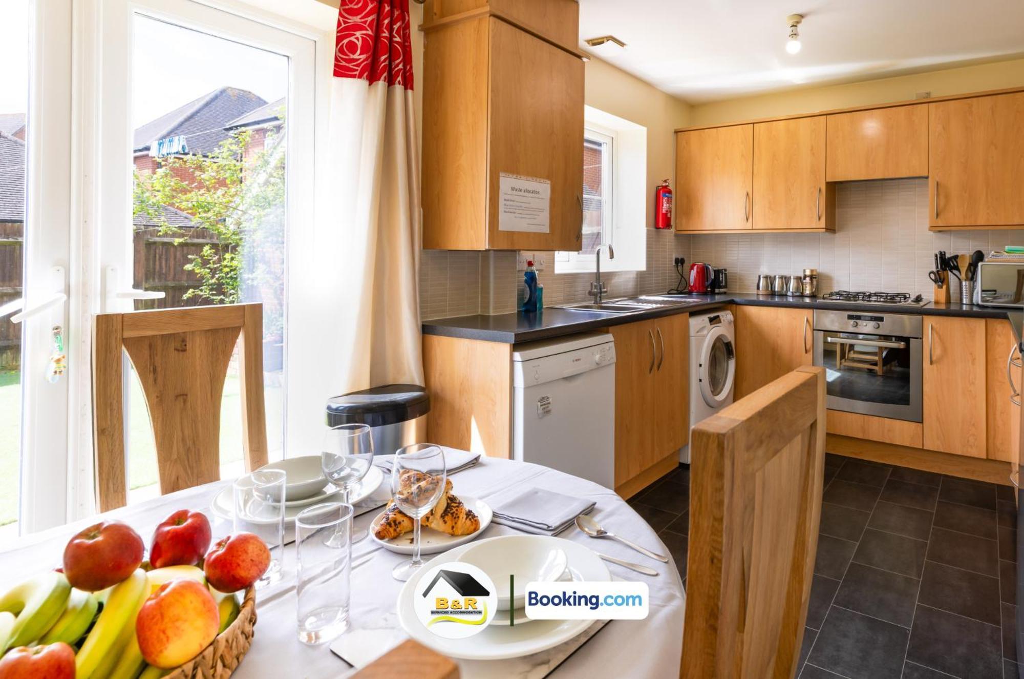 B And R Serviced Accommodation: Spacious 3-Bedroom with High-Speed Wi-Fi Amesbury Exterior photo