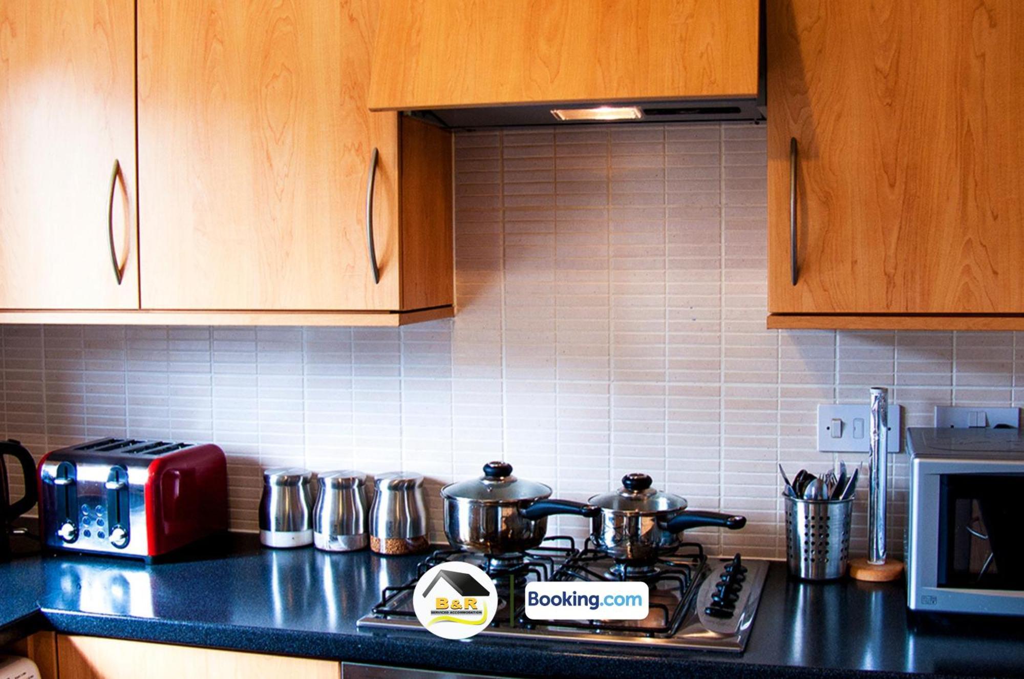B And R Serviced Accommodation: Spacious 3-Bedroom with High-Speed Wi-Fi Amesbury Exterior photo