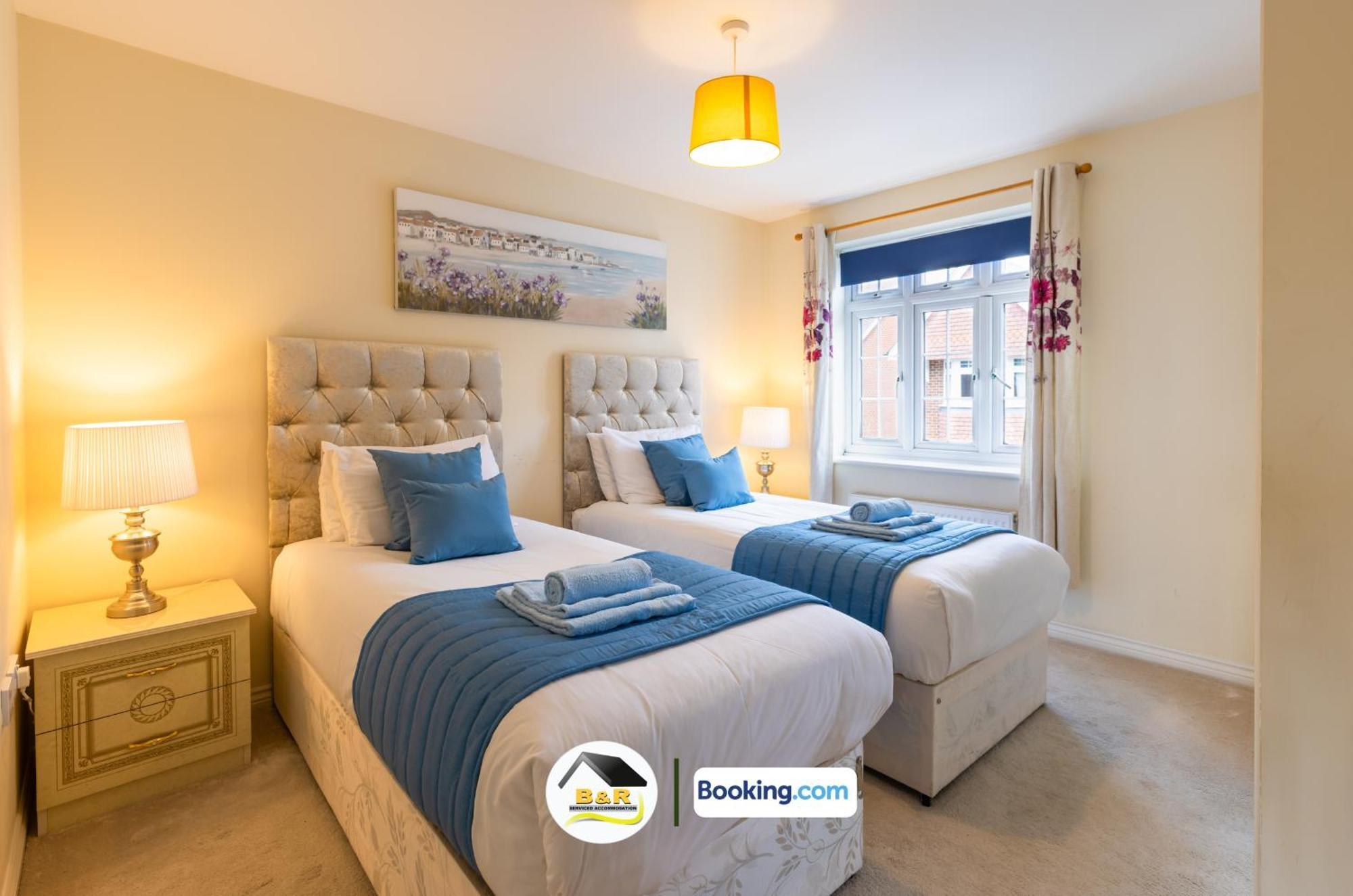 B And R Serviced Accommodation: Spacious 3-Bedroom with High-Speed Wi-Fi Amesbury Exterior photo