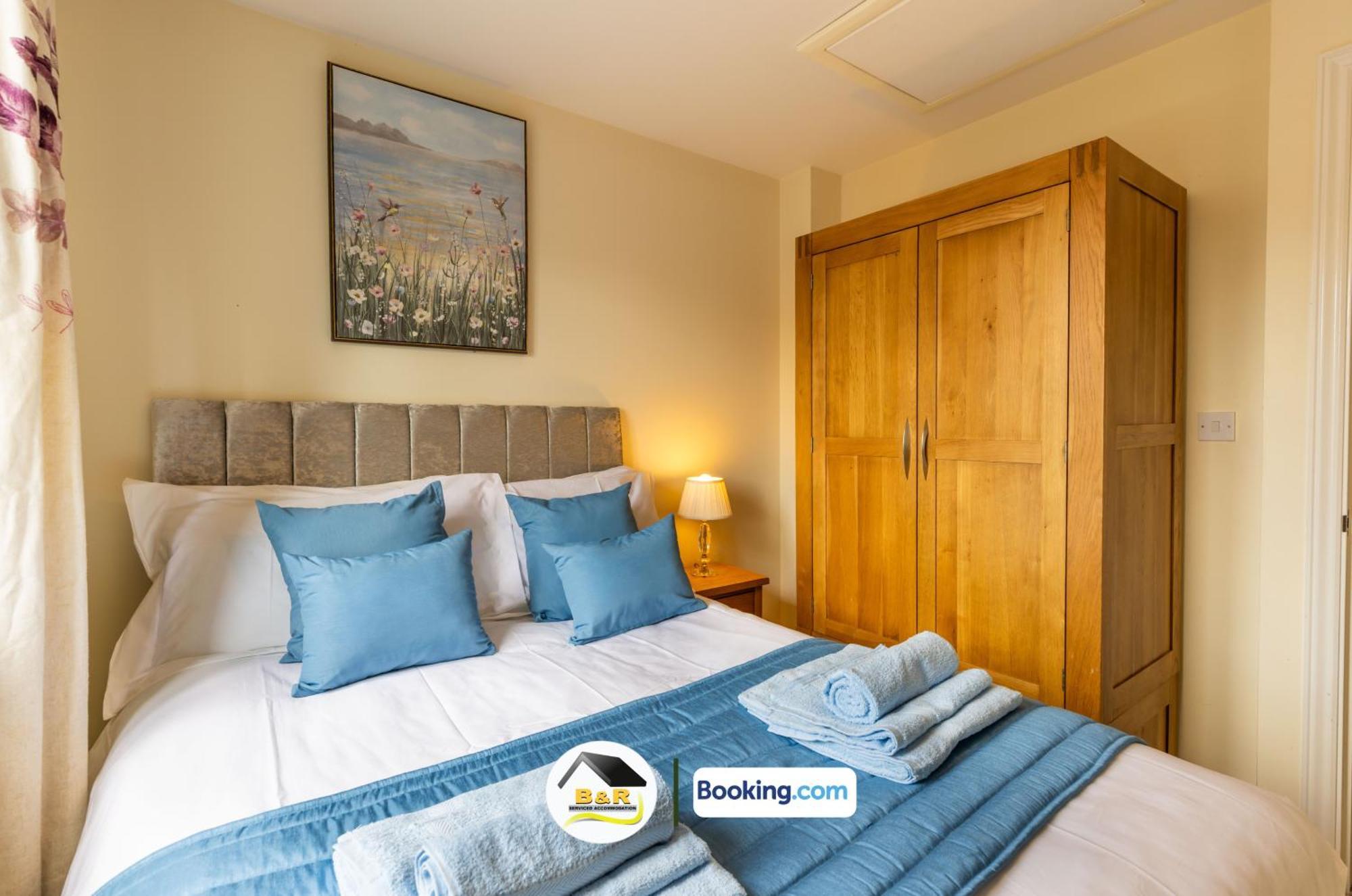 B And R Serviced Accommodation: Spacious 3-Bedroom with High-Speed Wi-Fi Amesbury Exterior photo