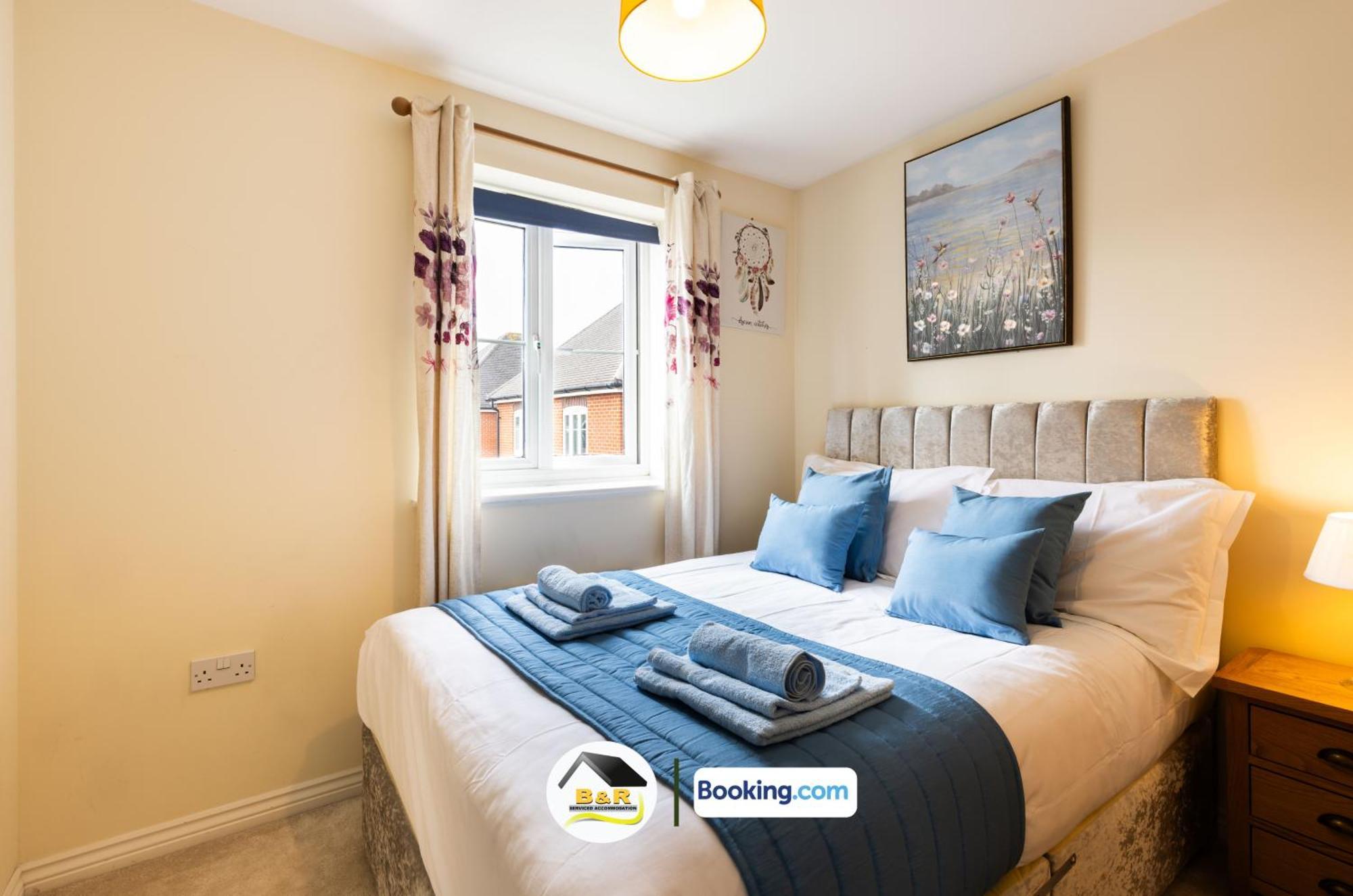 B And R Serviced Accommodation: Spacious 3-Bedroom with High-Speed Wi-Fi Amesbury Exterior photo