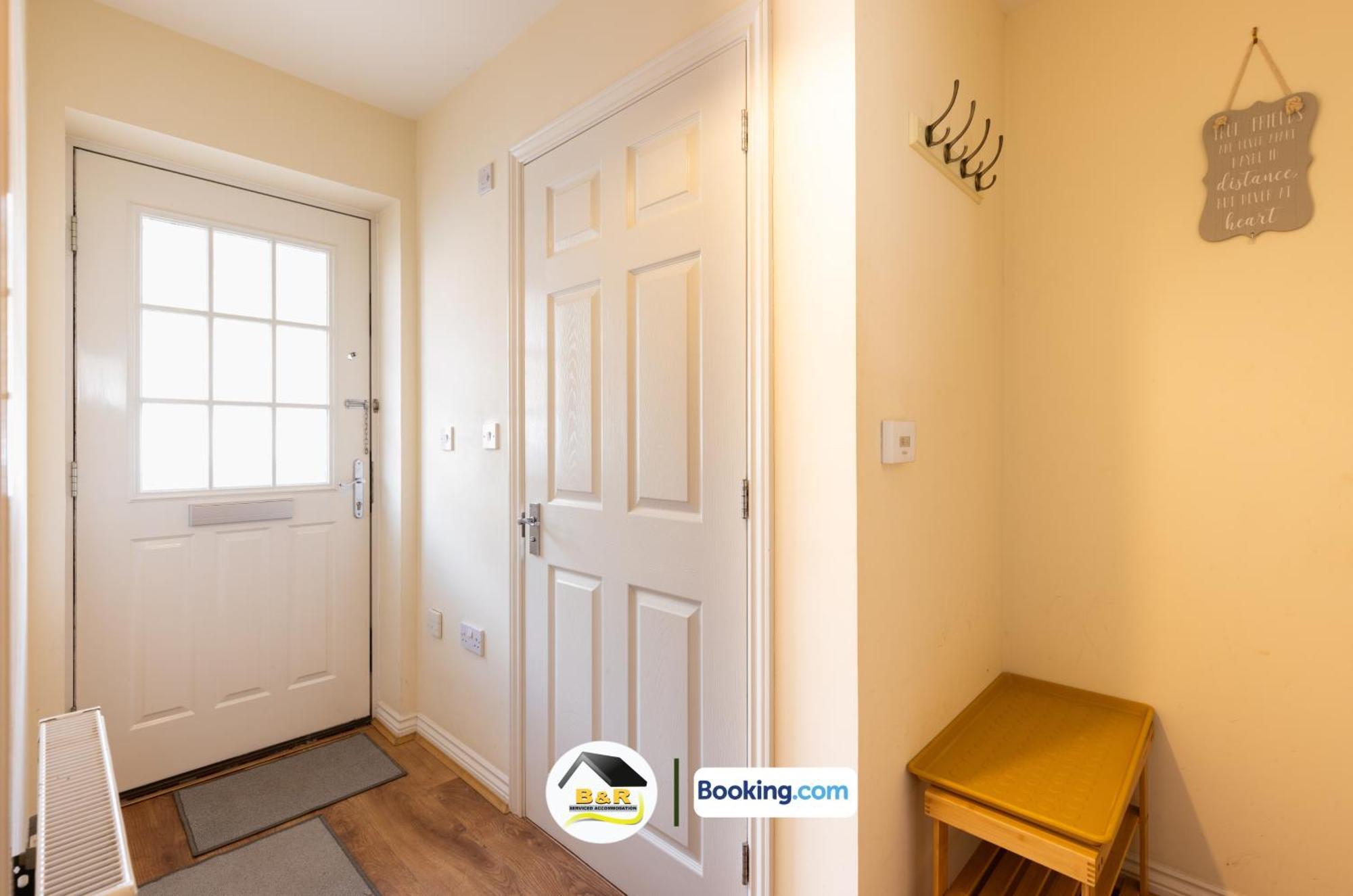 B And R Serviced Accommodation: Spacious 3-Bedroom with High-Speed Wi-Fi Amesbury Exterior photo