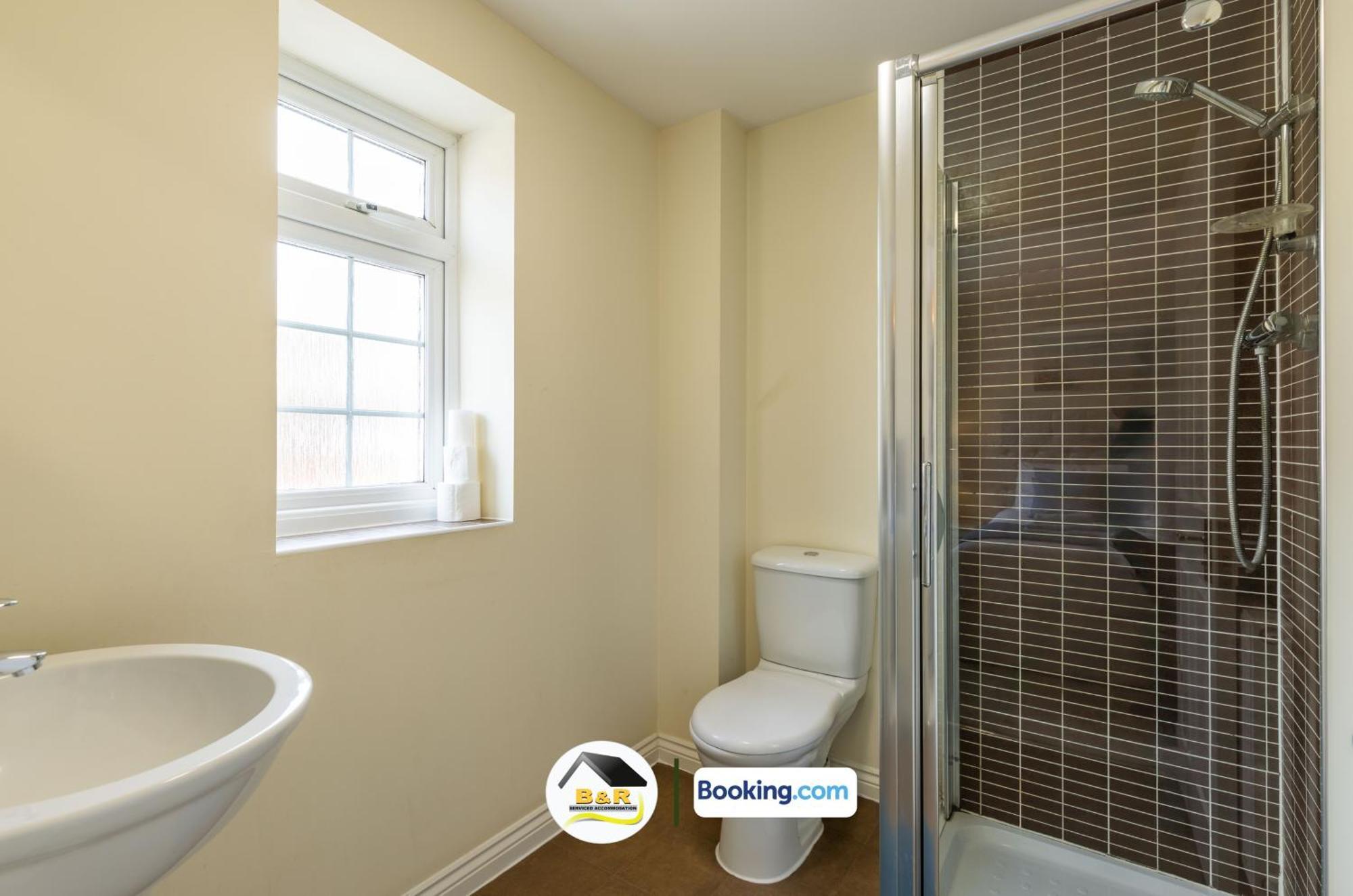 B And R Serviced Accommodation: Spacious 3-Bedroom with High-Speed Wi-Fi Amesbury Exterior photo