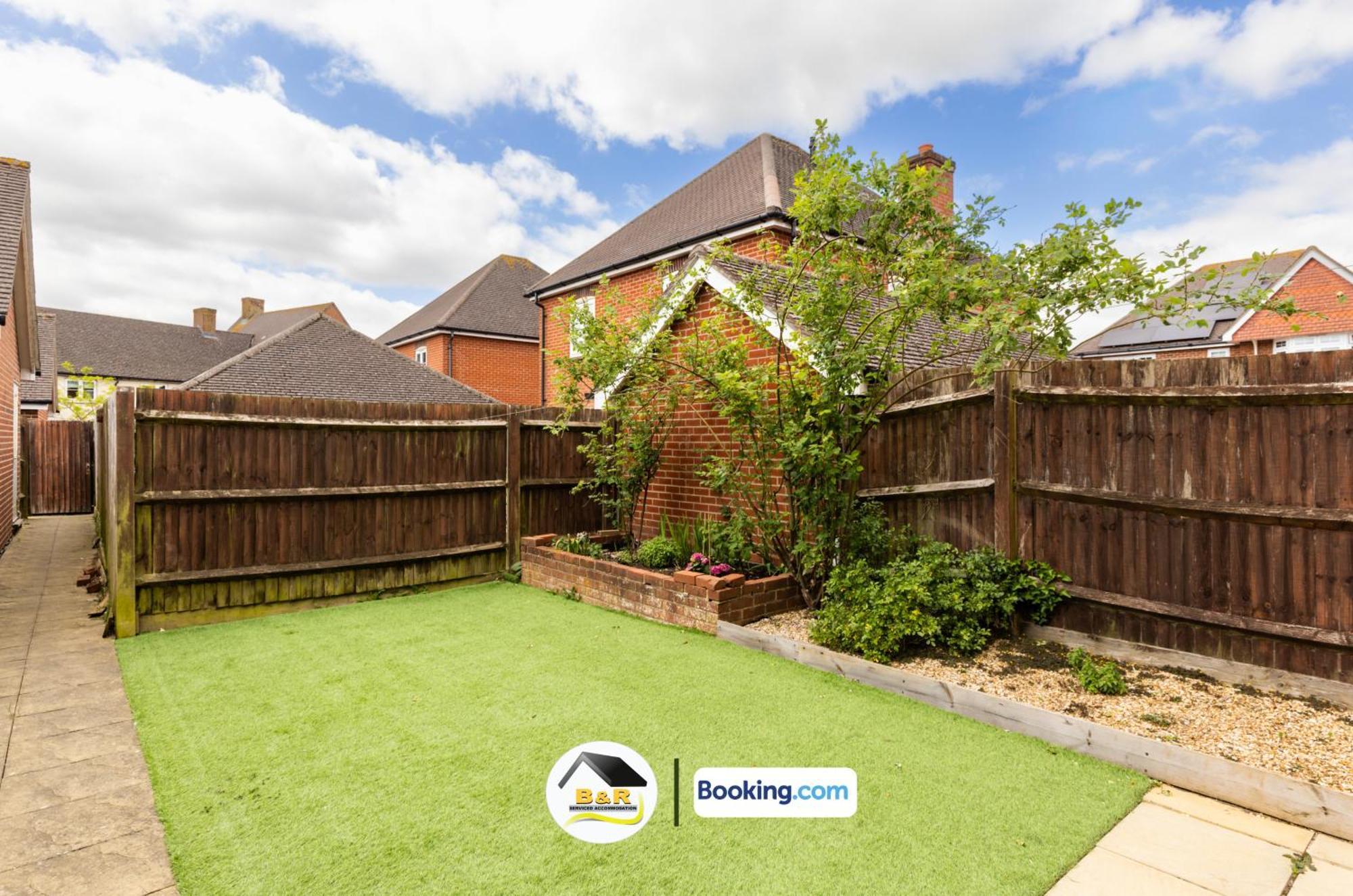 B And R Serviced Accommodation: Spacious 3-Bedroom with High-Speed Wi-Fi Amesbury Exterior photo