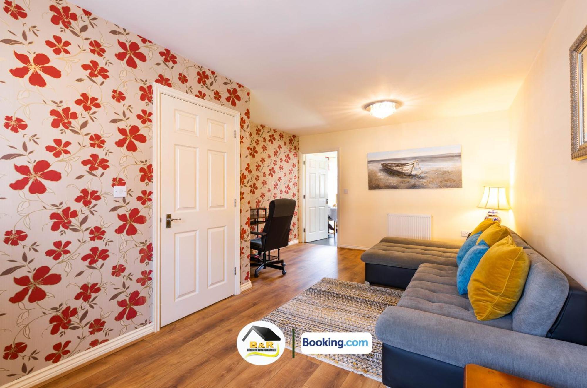 B And R Serviced Accommodation: Spacious 3-Bedroom with High-Speed Wi-Fi Amesbury Exterior photo