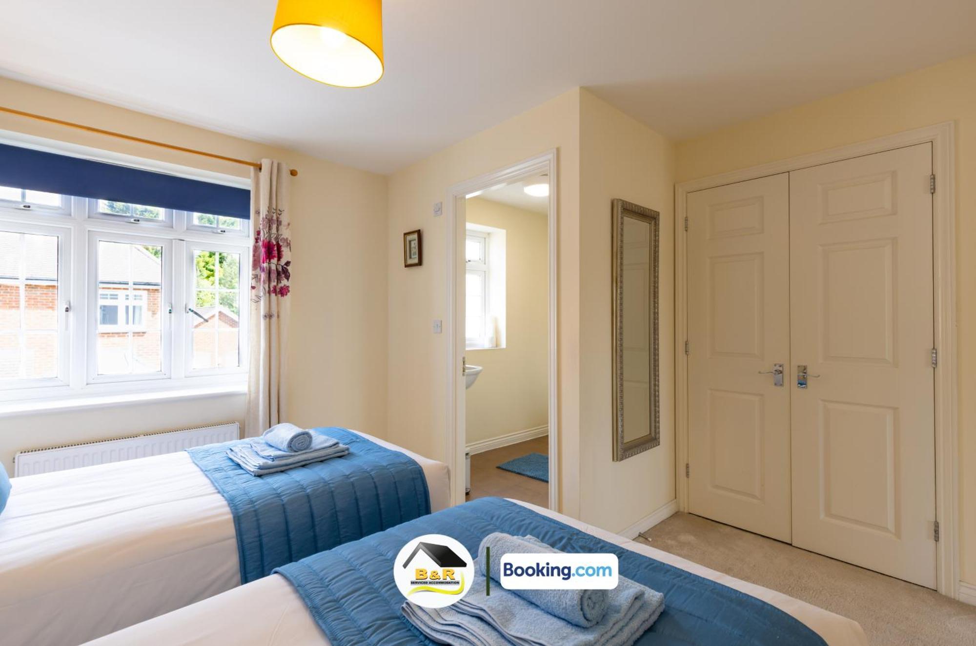 B And R Serviced Accommodation: Spacious 3-Bedroom with High-Speed Wi-Fi Amesbury Exterior photo
