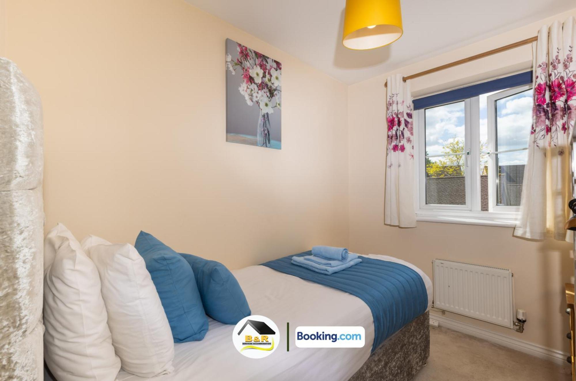 B And R Serviced Accommodation: Spacious 3-Bedroom with High-Speed Wi-Fi Amesbury Exterior photo